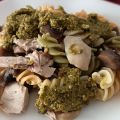 Espirales con bonito, champiñones al pesto