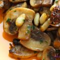 CHAMPIñONES SALTEADOS CON TOMATE SECO Y PIñONES:
