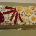 Pastel de pan de molde con pepinillo y atún