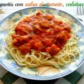 Espaguetis con salsa de tomate, calabacin y[...]