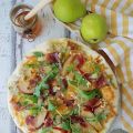 Pizza de gorgonzola, pera y jamón ibérico