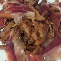Níscalos salteados con lascas de jamón ibérico