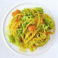 Espaguetis con brócoli y hojas de clavo