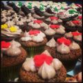 Un montón de cupcakes.