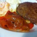 Hamburguesa con pimientos y huevo frito
