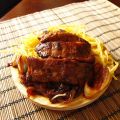 Costillas fritas en salsa y mirando atrás