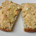 Sandwich de huevo, aguacate y humus