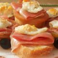 Montadito de tomate con jamón y huevo de[...]