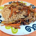 Tallarines fritos con gambas