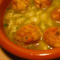 Sopa de albóndigas de merluza y palitos de mar