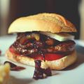 Pepito de solomillo con cebolla caramelizada