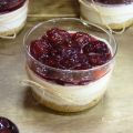Vasitos de tarta de queso y cerezas