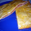 EMPANADA RELLENA DE SALCHICHAS CON QUESO