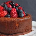Tarta de chocolate blanco con fresas y arándanos