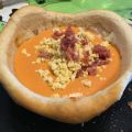Salmorejo en cuenco de pan