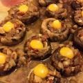 Champiñones al horno con huevos de codorniz