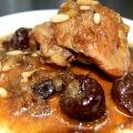 Pollo con ciruelas, miel y piñones