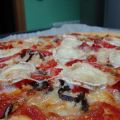 Pizza de atún en escabeche y rulo de cabra