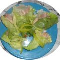 Muslo de pollo envuelto en hojas de lechuga