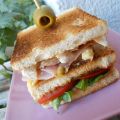 Sándwich triple de pollo con jamón dulce y[...]