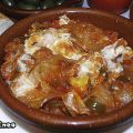 Papas fritas con tomate