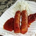 Salchichas frescas guisadas con tomate