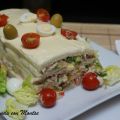 Pastel frío de pan de molde con atún