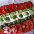 Ensalada de tomate, mozzarella y pepinos enanos