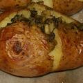 Papa asada con salsa verde.
