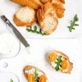 Crostini de queso crema con hojas de rucula y[...]