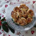 ROLLOS DE MANZANA, CANELA Y PIÑONES. (ROLLS[...]