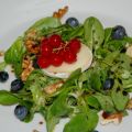Ensalada de rulo de cabra con frutos del bosque