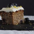 Bizcocho de plátano y arándanos con frosting de[...]