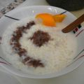 Arroz con leche y salsa de cacao