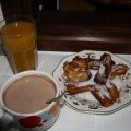 Desayuno casero de churros con chocolate