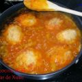 Huevos rellenos guisados en salsa roja