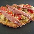Tosta de escalivada con anchoas