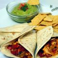 Guacamole con nachos y fajitas de pollo