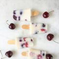 Polos de yogur y cerezas
