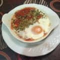 Huevos escalfados con tomate, chorizo y[...]