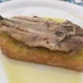 PINCHO DE BOQUERÓN SOBRE CAMA DE PAN FRITO