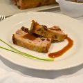 Terrina de carne y pasas con salsa de brandy