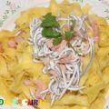 Tagliatelle al peperoncino con gulas y salmón