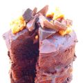 LAYER CAKE DE CHOCOLATE. CON CHOCOLATE. Y UN[...]