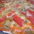 Pizza de pimiento rojo y salchicha de tofu