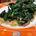 Espinacas con bacon sobre tortita de patata