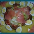 Ensalada con salmón y huevos de codorniz