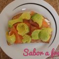 Tostada de salmón ahumado y aguacate