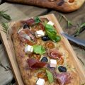Focaccia mediterránea de tomates y olivas con[...]
