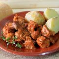 CARNE DE FIESTA CANARIA CON PAPAS ARRUGADAS